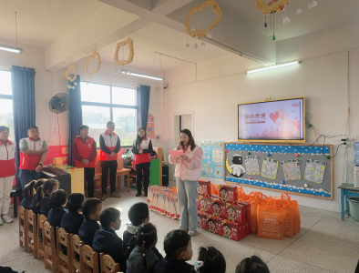 通城县马港镇中心幼儿园：冬日“暖流”润校园 爱心相伴助成长