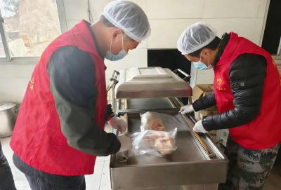 通城县麦市镇小麦粒党员志愿服务队：打包农产添助力 暖心服务促振兴