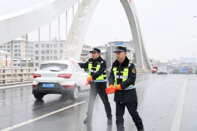 通城县城管执法局：全力应对低温雨雪冰冻天气 筑牢群众出行安全防线
