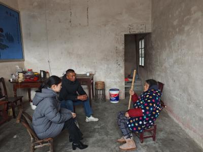 通城县五里镇：寒潮来袭暖人心 “敲门行动”护安康