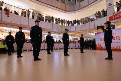 警民零距离 安全入人心｜通城县公安局开展警察节主题快闪活动