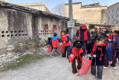 【清洁家园在行动】通城县五里镇：红领巾遇上志愿红 清洁家园“我”在行动