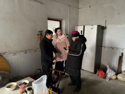通城县石南镇柏树村开展寒冬送暖行动