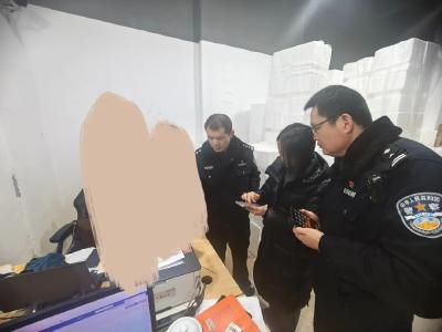 阳光下的守护 | 通城公安“警”急拦截60克黄金快递！