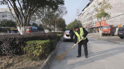 【春节我在岗】通城环卫工人：坚守岗位“不打烊” 让群众“净”享佳节