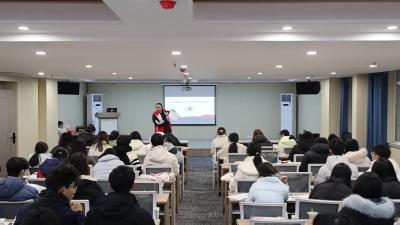 视频-通城县红十字会面向返乡大学生开展初级救护员培训 