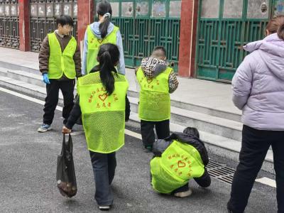 【清洁家园在行动】通城县隽水镇银城社区：小手拉大手 洁净绘新春