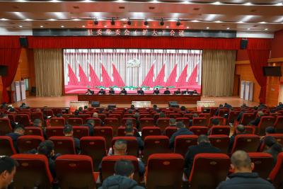 黄建平主持召开县委常委会（扩大）会议