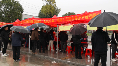 【新春走基层】通城县关刀镇：大雨难挡求职热 “春风送岗”到家门