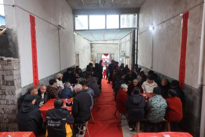 通城县塘湖镇图垅村：除夕屋场团年饭 吃出浓浓邻里情