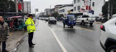 坚守春运一线 守护平安归途 | 通城县关刀镇全力护航春节集镇交通畅通