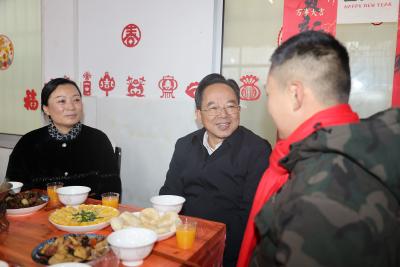 黄建平调研督导春节期间烟花爆竹经营安全工作并看望慰问四庄乡专门学校师生