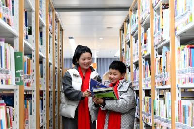 湖北通城：图书馆里品书香过大年