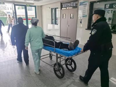 【节日我在岗】大年初三暖心接力！通城公安接连救助晕倒老人、找回走失母亲