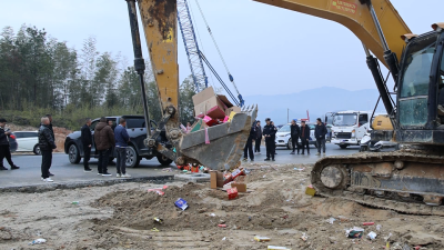 通城县五里镇集中销毁一批非法烟花爆竹