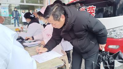 通城县麦市镇卫生院小人物的大胸怀：乡镇医务人员历次献血记