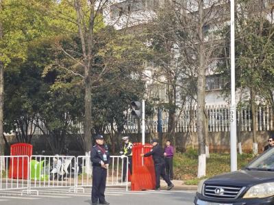 300余名通城警力护航咸宁马拉松 藏蓝守护暖满赛道