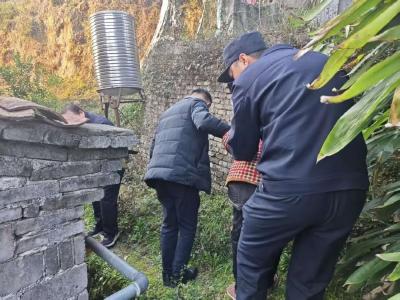 阳光下的守护 | 走失老人山路摔伤 通城民警暖心救援