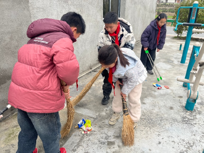 【清洁家园在行动】通城县马港镇：学子齐动手清洁家园 春风润童心践行理念