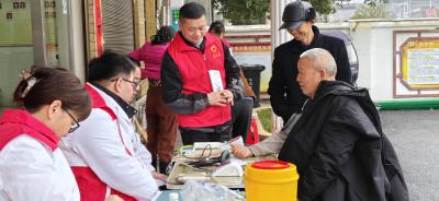 通城县沙堆镇：健康义诊进乡村 志愿服务暖民心
