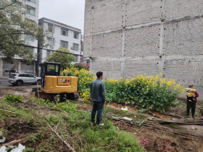 通城县石南镇：干群齐心破难题 集镇停车场建设正式动工