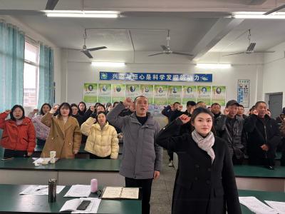 通城县沙堆中心完小：师德铸魂启新程 誓言铿锵守初心