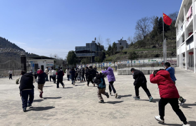 通城县塘湖镇润田小学开展食堂应急小单元（火灾）演练活动
