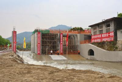 【奋战二季度 确保“双过半”】通城县黄洛平拦水闸除险加固工程加快推进 预计今年10月竣工验收