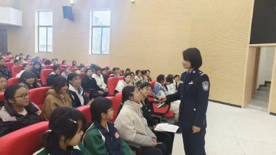 普法护苗筑防线 守护花开向未来 | 通城公安开展未成年人保护普法宣讲