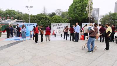 税宣进广场 普法暖民心丨通城县税务局创新开展街头趣味税宣活动