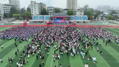 视频-通城二中举行2026届高三成人礼暨高考60天誓师大会