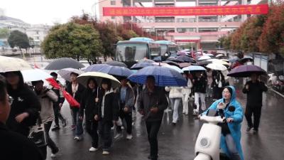 视频-通城县城关初级中学千名学生远足祭英烈 