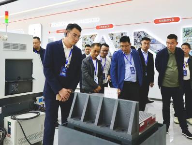 通城县组织2026年“百场万企”大中小企业融通对接电子信息产业链咸宁（通城）专场活动参会企业家代表考察重点企业  