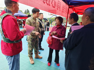 通城县石南镇：民兵助力“三下乡”健康义诊 迷彩身影守护群众健康