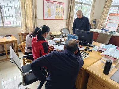 五里镇干部下沉一线  进村督办“三资”管理工作