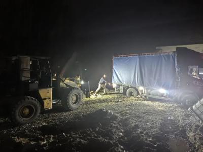 深夜救援！货车陷进桥洞，塘湖警民携手3小时脱困