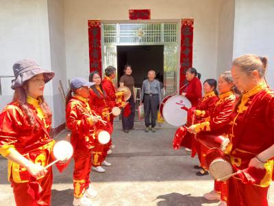 【清洁家园在行动】锣鼓声声送荣誉 文明新风入万家 | 通城县沙堆镇港背村开展 “清洁家庭” 评选表彰活动