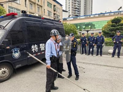 筑牢校园安全防线！通城公安联合多部门开展校园反恐防暴专项培训演练