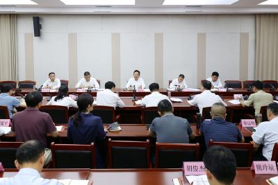 黄建平主持召开县委理论学习中心组集体学习会议