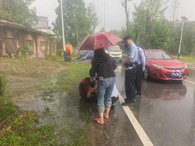 通城民辅警冒雨奔走 找回走失痴呆老人