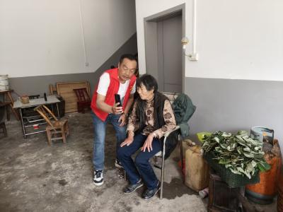 通城县五里镇：上门认证暖人心 便民服务零距离