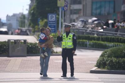 以岗为家守畅安，荧光绿守护五一出行路