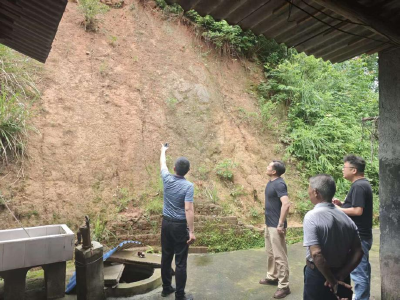 通城县石南镇开展地质灾害隐患巡查  筑牢汛期安全防线