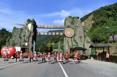 “五一”假期首日 通城药姑山古瑶村景区人气旺