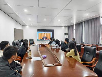 通城县五里镇组织集中收看2026年第一期公共机构绿色低碳讲堂