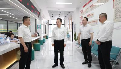 黄建平调研政务服务和12345热线办理工作