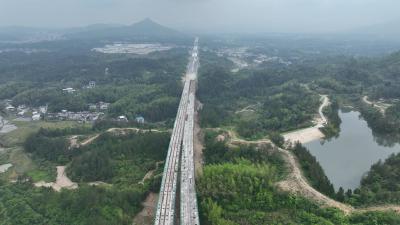 【重点交通项目建设】通修高速通城段“加速冲刺”：打通省际交通脉络 缩短鄂赣时空距离