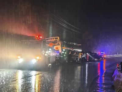 雨夜突发车祸！通城公安极速处置，守护国道平安！
