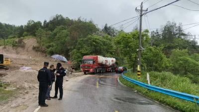 “撑”起安全路 “电”亮百姓心 | 通城县北港派出所快速处置电力隐患获群众点赞