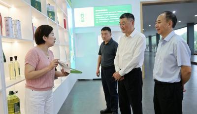 随州市政协考察团来通城考察油茶产业链建设工作  